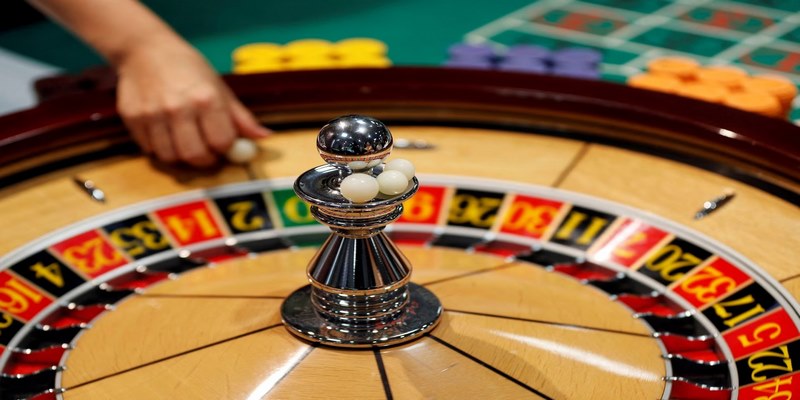 Trò chơi Roulette bao gồm bánh xe quay có các ô được đánh số từ 0 đến 36